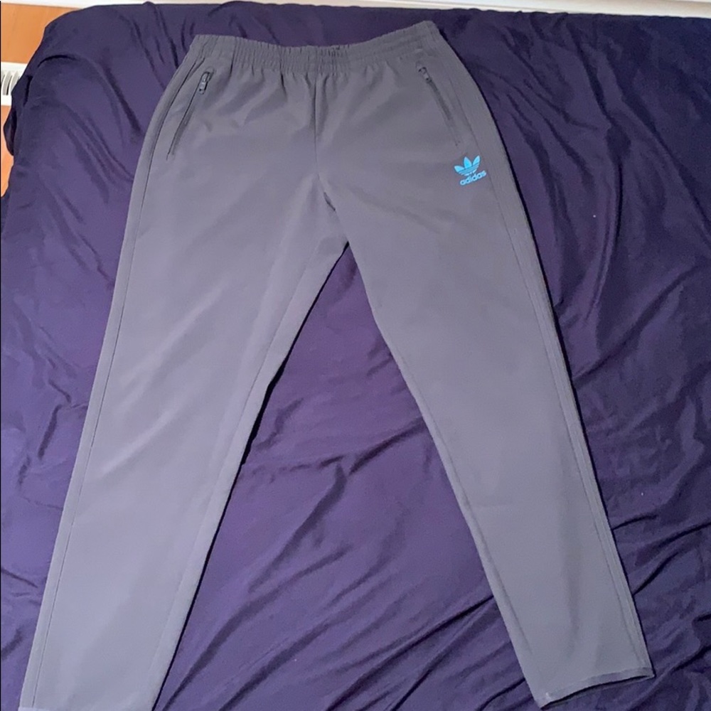 Fitted Adidas sweat pants. Pockets have zippers